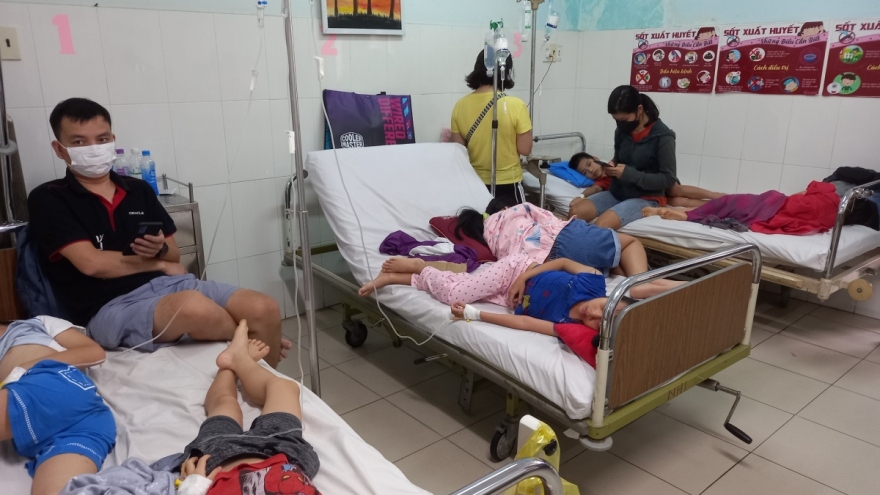 Ischool food poisoning: hundreds hospitalized, one dead